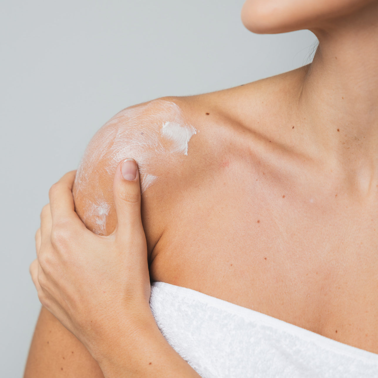 02-crema-corpo-idratante-naturale-marigrace-cbd.jpg